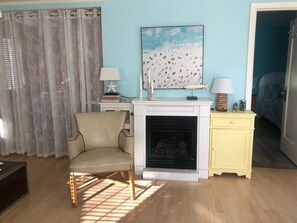 Smart-TV, peis, DVD-spiller og bøker