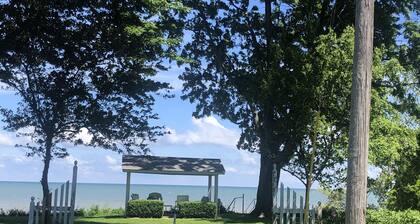 Summer 2025 DATES OPEN! VERMILION Cottage. Two minute walk to private beach