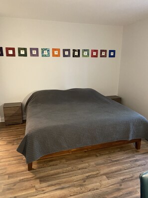 2 habitaciones, escritorio, tabla de planchar con plancha y wifi gratis 