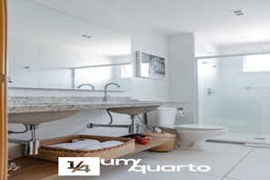 Biệt thự cơ bản | Phòng tắm | Buồng tắm vòi sen, vòi sen phun mưa, máy sấy tóc, khăn tắm 