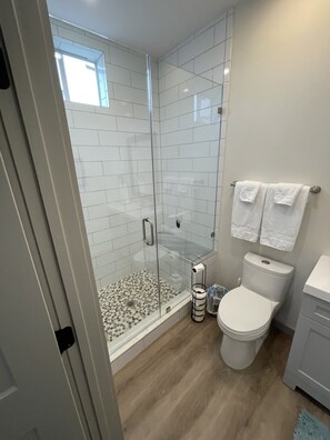 Doccia, asciugacapelli, asciugamani, sapone