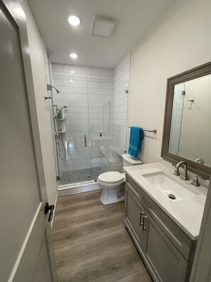 Dusche, Haartrockner, Handtücher, Seife