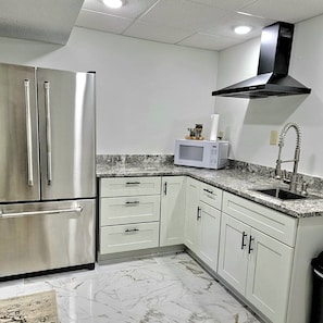 Frigorifero, microonde, macchina per tè/caffè, frullatore