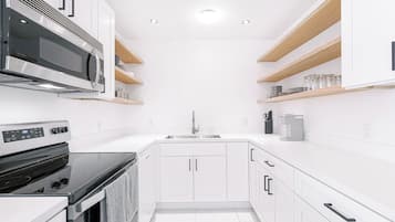 KylskÄp, mikrovÄgsugn, ugn och spishÀll