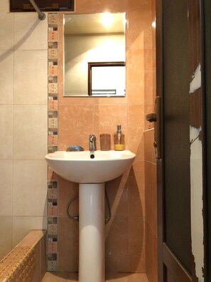 Combined shower/tub, hair dryer, towels, soap