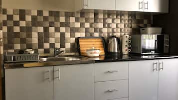 Kjøleskap, mikrobølgeovn, ovn og kokeplater