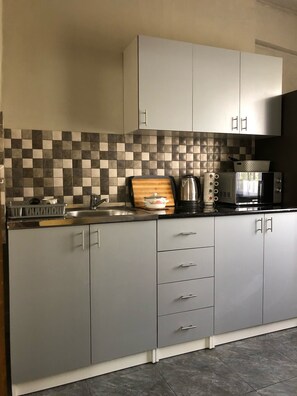 Frigorifero, microonde, forno, piano cottura