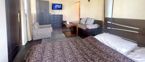 1 Schlafzimmer, Schreibtisch, Bügeleisen/Bügelbrett, Reisekinderbett