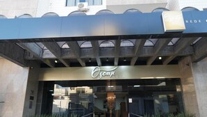 Indgangen til Oscar Gold hotellet med rød løber og moderne arkitektur.