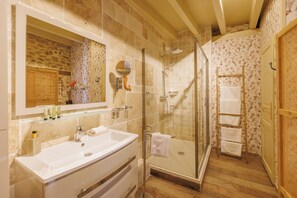 Habitació de luxe, 1 dormitori | Bany | Assecador de cabells, barnussos, sabatilles i tovalloles 