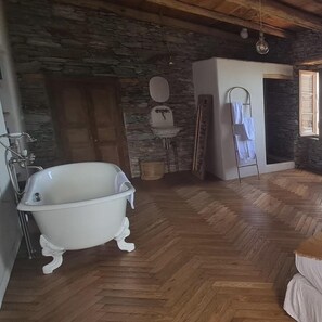 Bañera con ducha, toallas