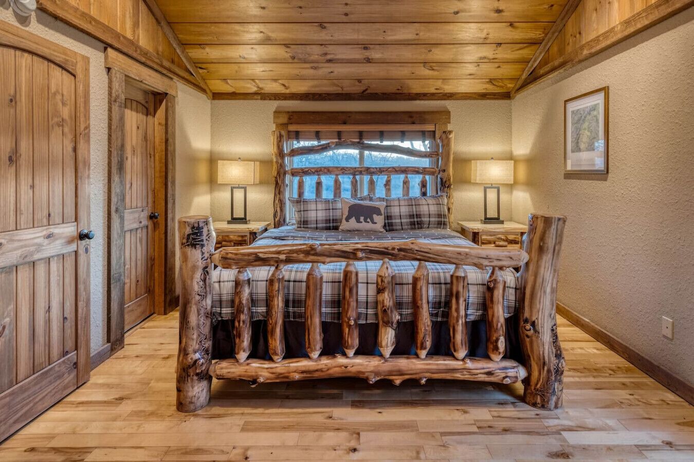 5 bedrooms, iron/ironing board, WiFi, bed sheets