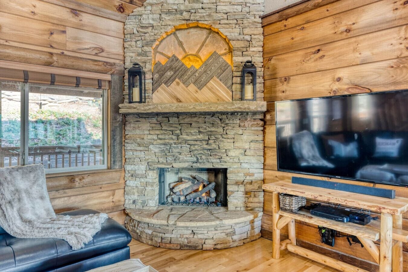 Télévision, cheminée, lecteur de DVD, chaîne hi-fi