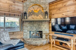 TV, fireplace, DVD player, stereo - Overlook Nook (Ellijay)