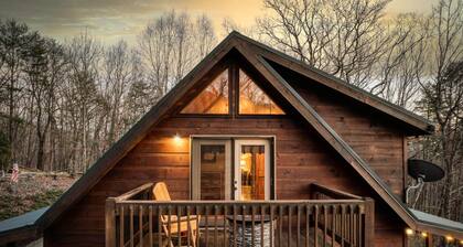 Overlook Nook, Mtn View Cabin w/Treehouse, Hot tub & 2 King Beds