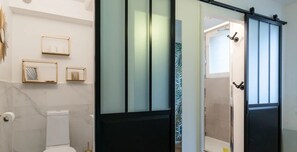 Chuveiro, secador de cabelo, toalhas de banho, sabonete