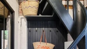 Un escalier en colimaçon avec un panier suspendu en haut.