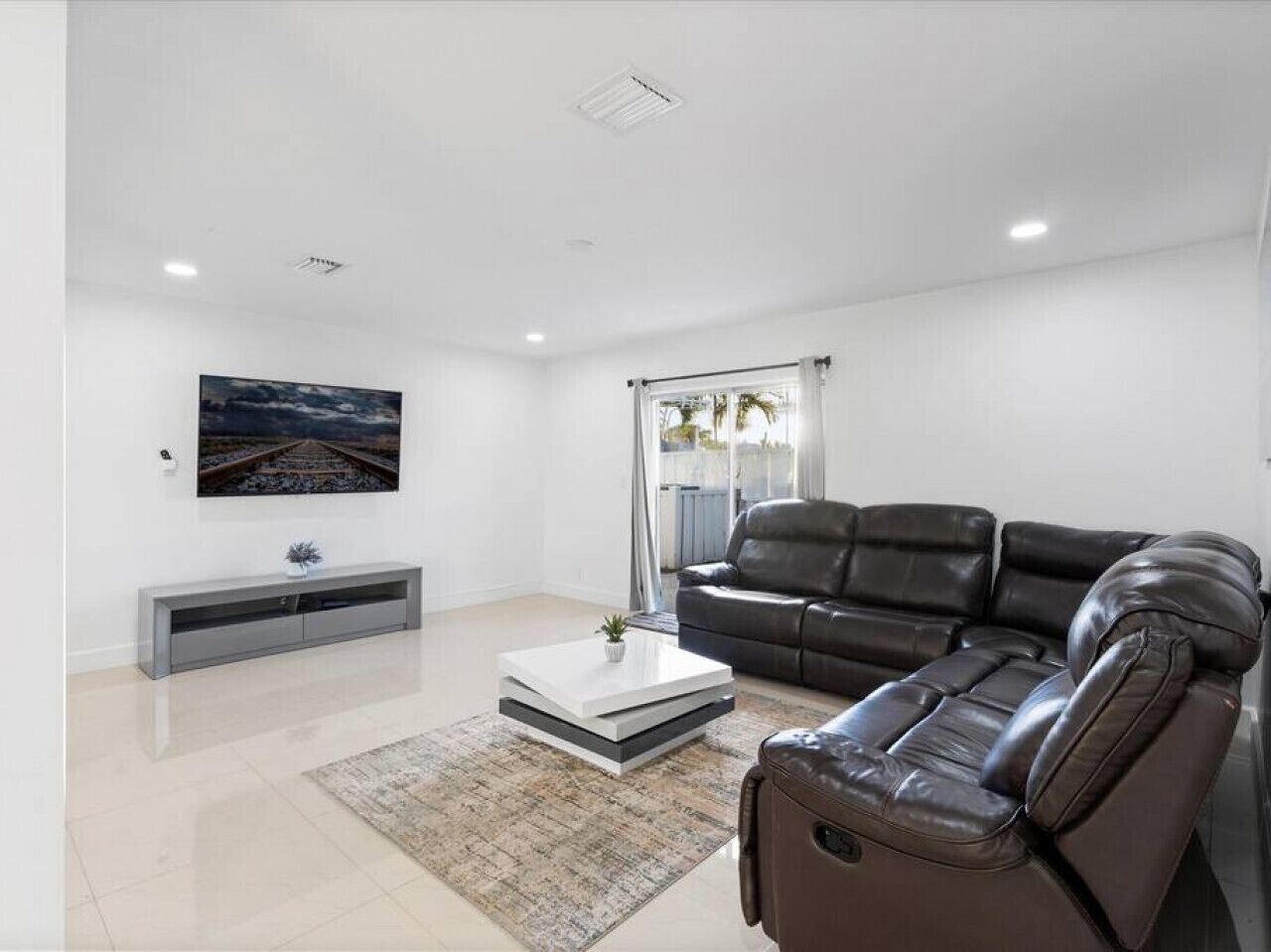 Chic & Modern 4BDR 2BA Home - Guests' Top Pick 🏠✨