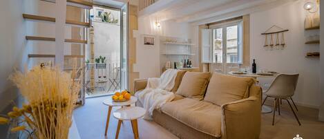 Exclusive-Apartment | Wohnbereich | 42-Zoll-Fernseher mit Satellitenempfang