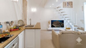 独特公寓 | 私人厨房 | 茶具/咖啡用具、冰箱、高脚椅、餐桌