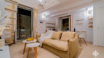 Căn hộ Exclusive | Khu phòng khách | TV 42-inch có truyền hình vệ tinh