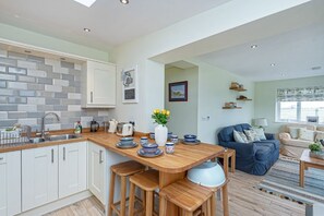 Microwave, oven, dishwasher, cookware/dishes/utensils - Cryd Y Nant -  a bungalow that sleeps 6 guests  in 3 bedrooms (Rhosneigr)