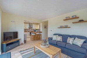 TV - Cryd Y Nant -  a bungalow that sleeps 6 guests  in 3 bedrooms (Rhosneigr)