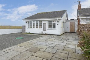 Exterior - Cryd Y Nant -  a bungalow that sleeps 6 guests  in 3 bedrooms (Rhosneigr)