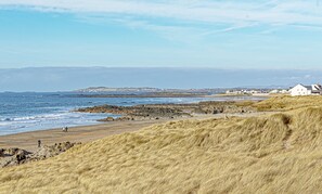 Beach nearby - Cryd Y Nant -  a bungalow that sleeps 6 guests  in 3 bedrooms (Rhosneigr)