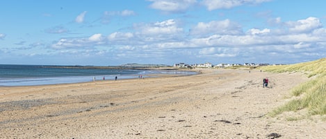 Una spiaggia nelle vicinanze