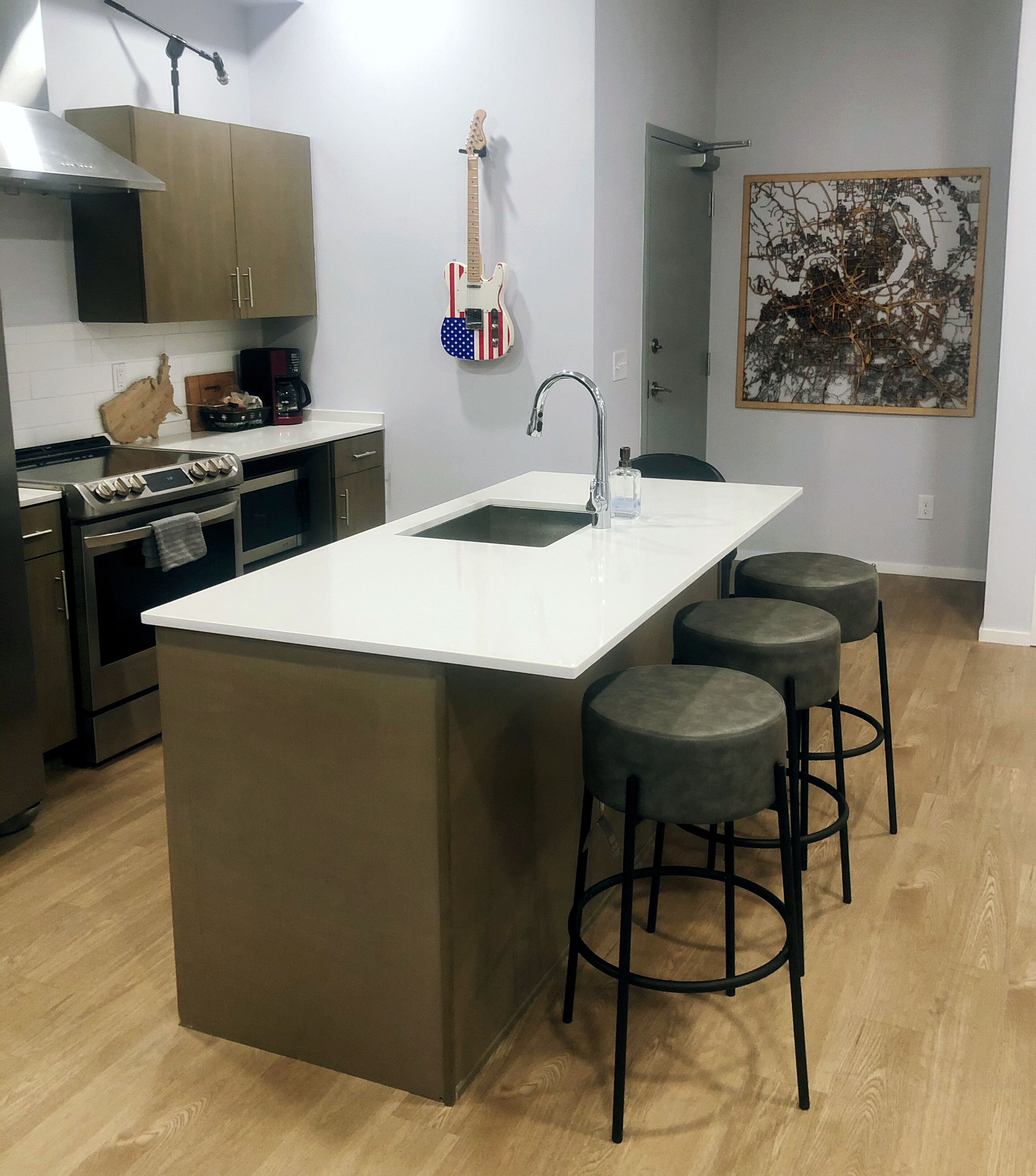 Downtown Condo! Walk to the Gulch! Heated Pool! Free HBO!