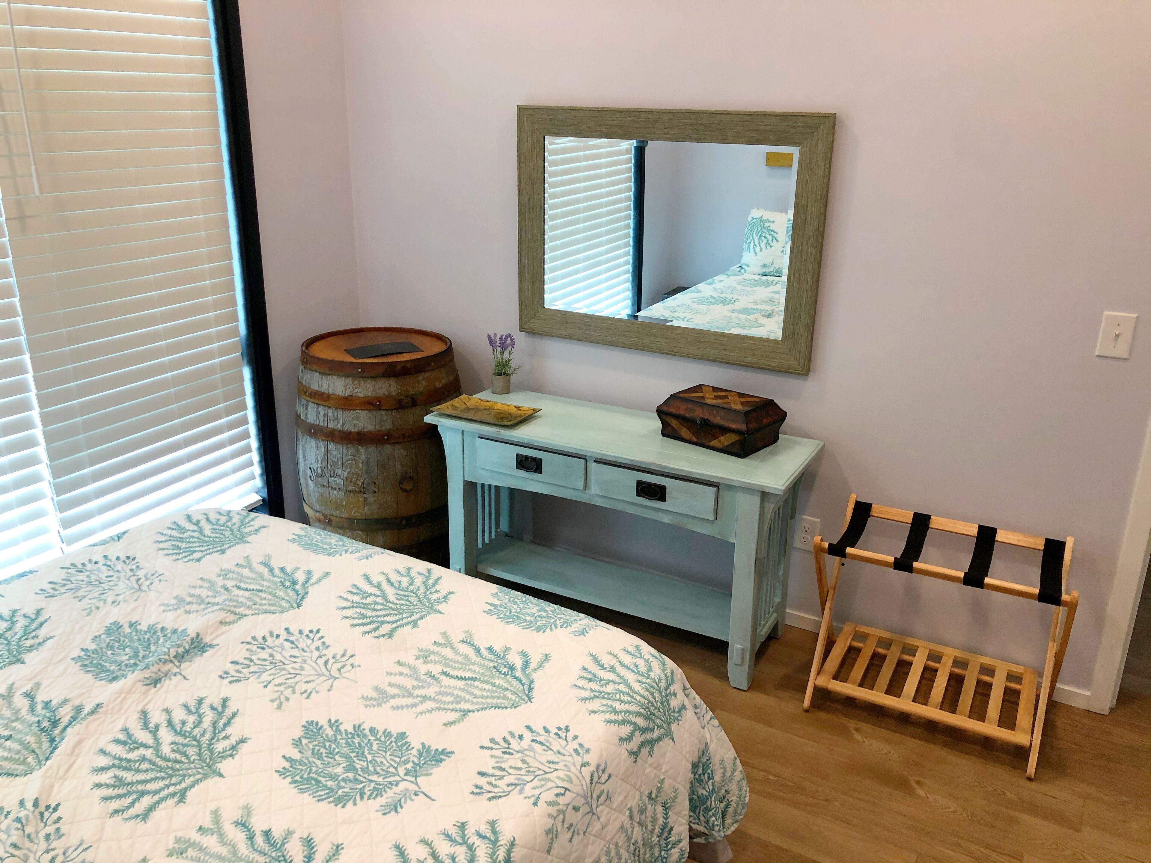 Downtown Condo! Walk to the Gulch! Heated Pool! Free HBO!