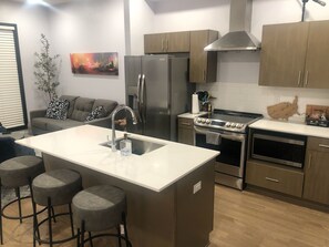 Geladeira, micro-ondas, fogão, cooktop