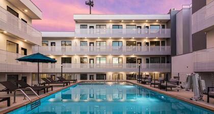 Downtown Condo! Heated Pool! Walk to the Gulch! Free Parking!
