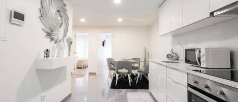 Frigorífico, microondas, horno y placa de cocina