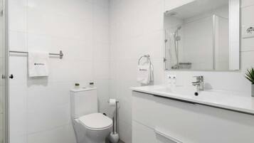Ducha, secador de pelo, toallas y champú