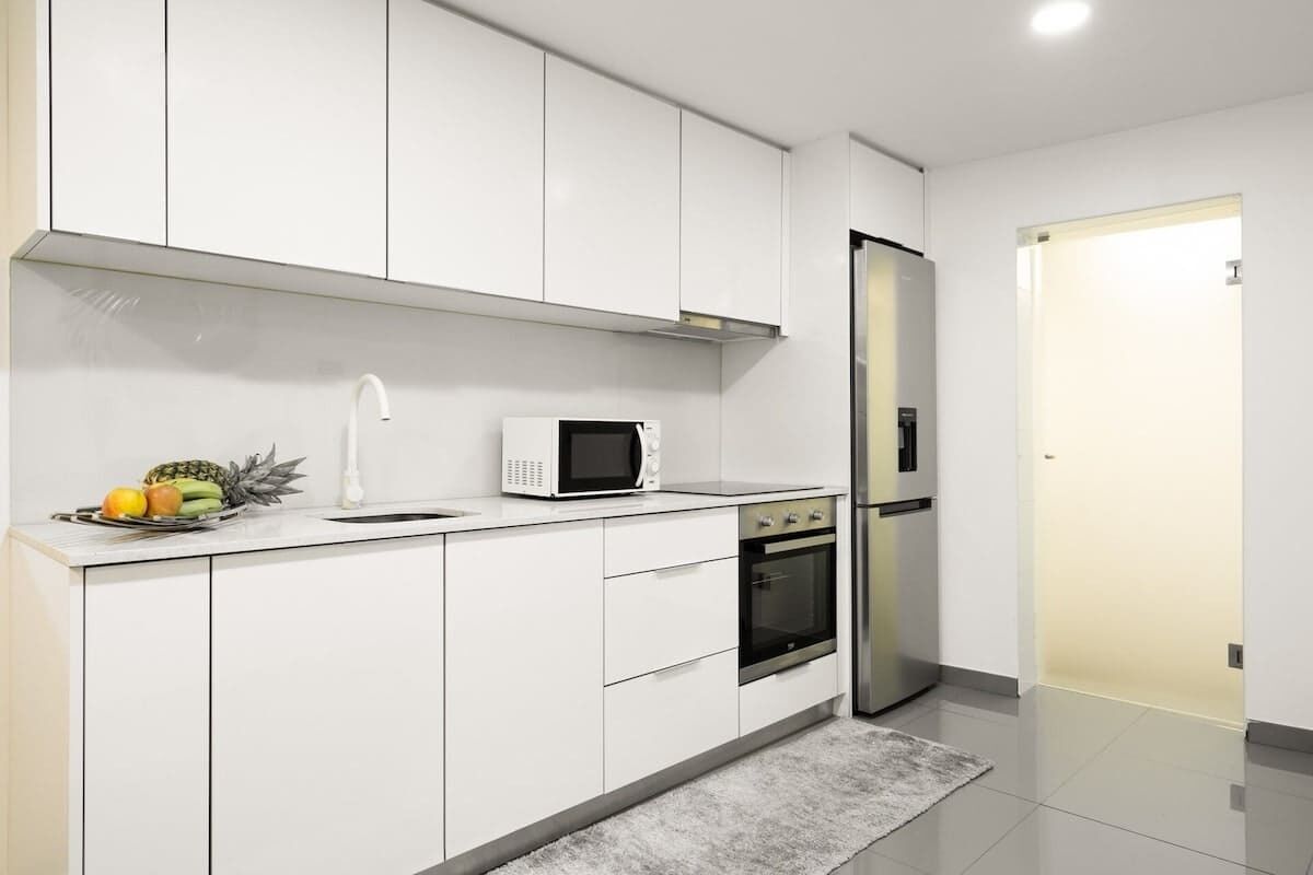 Frigorífico, microondas, horno y placa de cocina