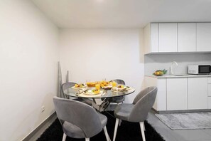 Dining - Cosy Amazing Flat in Ribeira by HostWise (Porto)