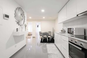 Fridge, microwave, oven, stovetop - Cosy Amazing Flat in Ribeira by HostWise (Porto)