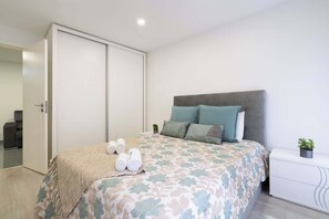 2 habitaciones, tabla de planchar con plancha, cuna de viaje y wifi 