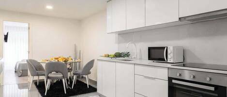 Een koelkast, een microgolfoven, een oven, een kookplaat