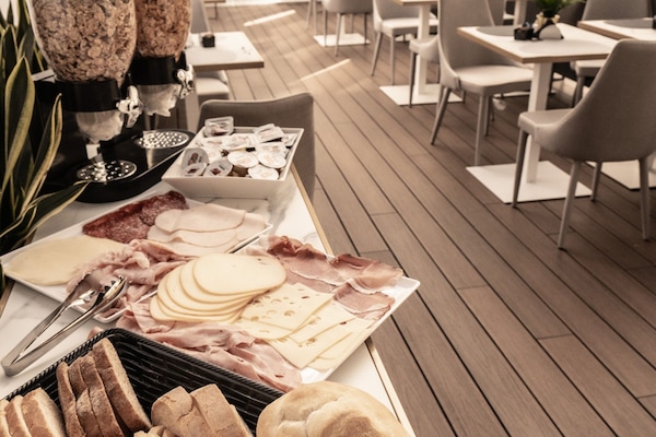 Bao gồm bữa sáng buffet hàng ngày