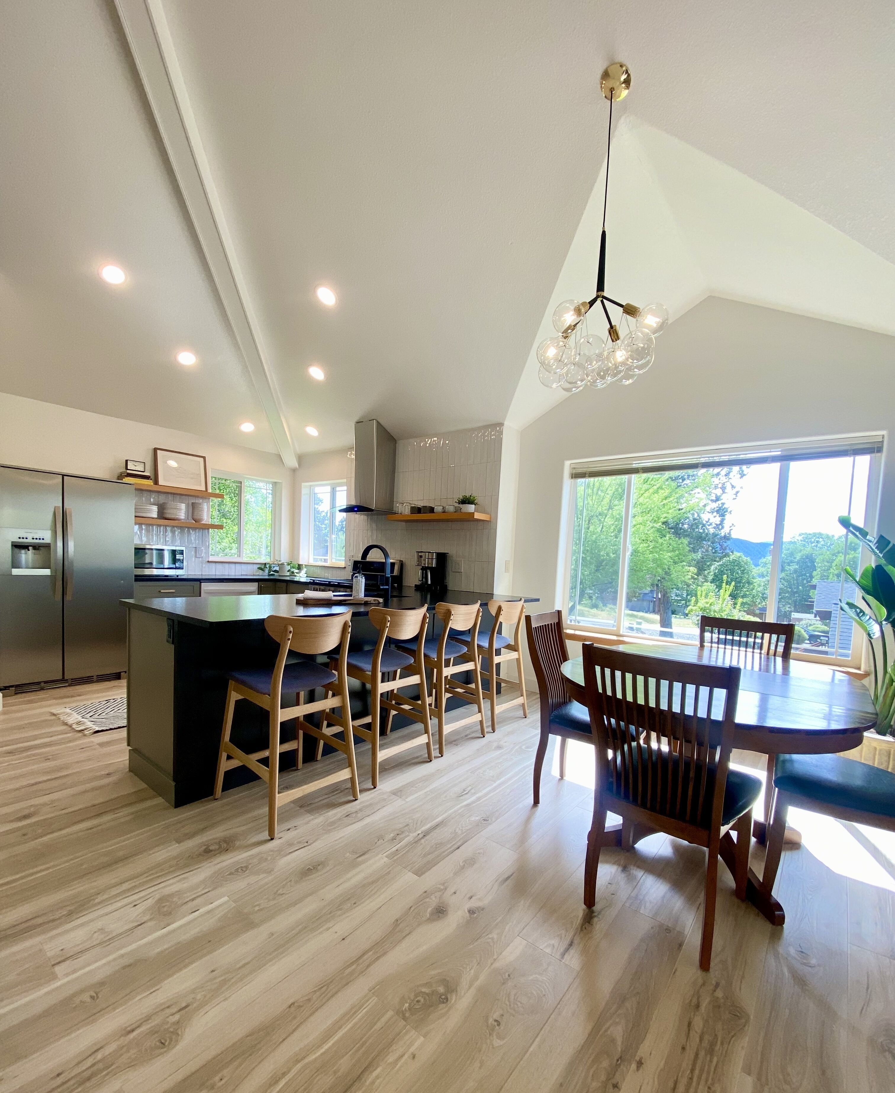 Sparkling Running Y Tree Top Condo with Spectacular Views - Close to Crater Lake