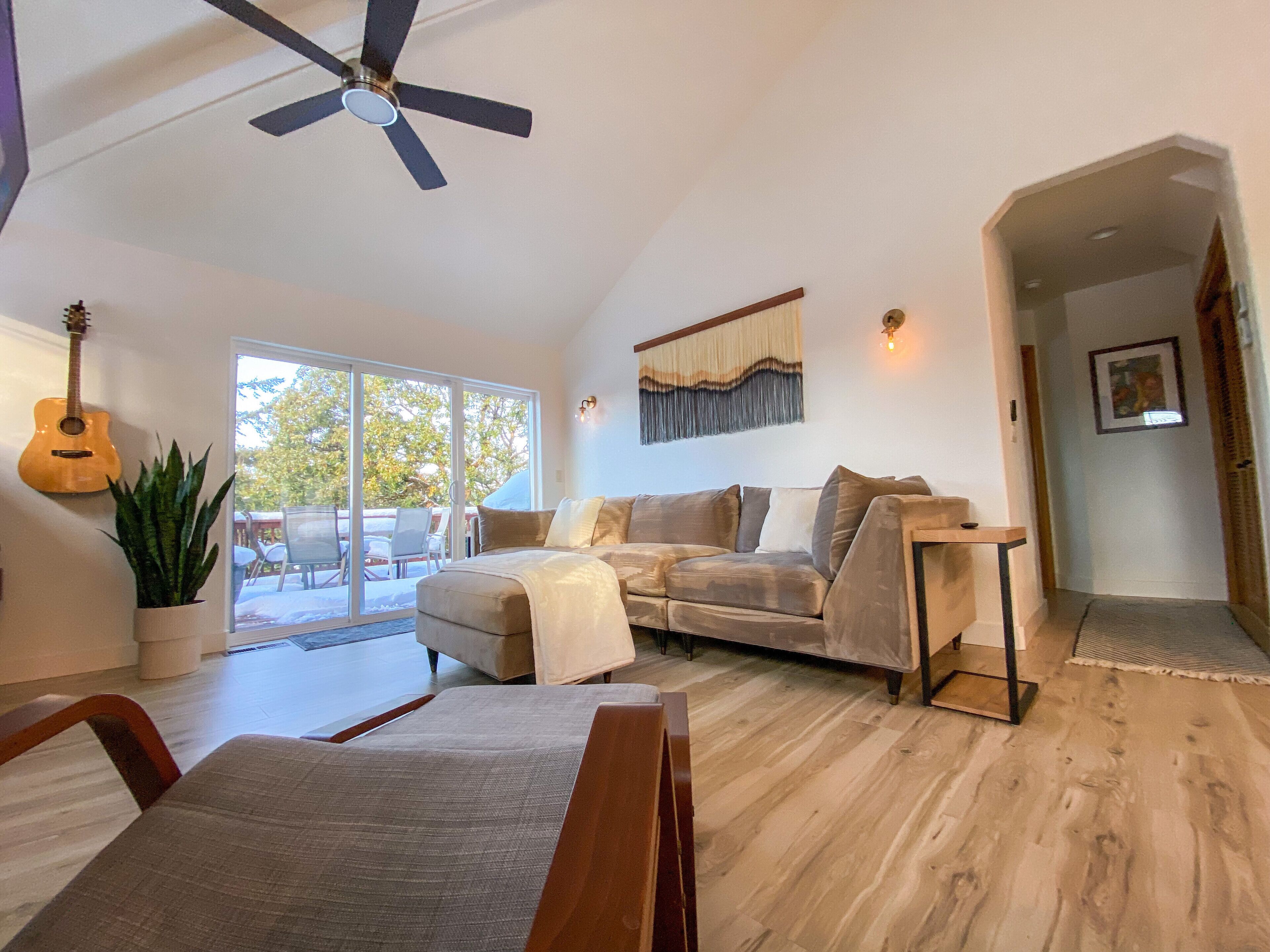 Sparkling Running Y Tree Top Condo with Spectacular Views - Close to Crater Lake