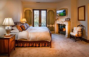 4 bedrooms, desk, iron/ironing board, travel cot