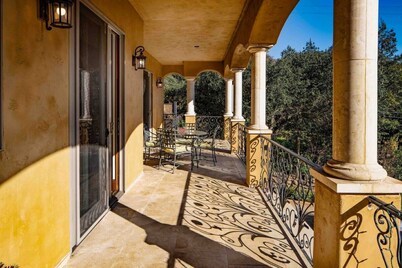 Mediterranean- style luxury Villa in Wine Country