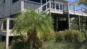 A coastal house with a balcony, surrounded by tropical vegetation. - Beautiful Bokeelia!!!! Fishing dream! Bring your boat and your dog (Bokeelia)