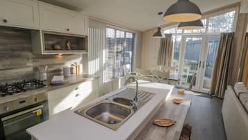 Cottage | Privékeuken | Een koelkast, een vaatwasser, een waterkoker, een broodrooster