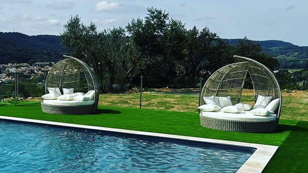A swimming pool with two hanging chairs. - Gîte 2/4 people with swimming pool and view of the Orb valley (Cessenon sur Orb)