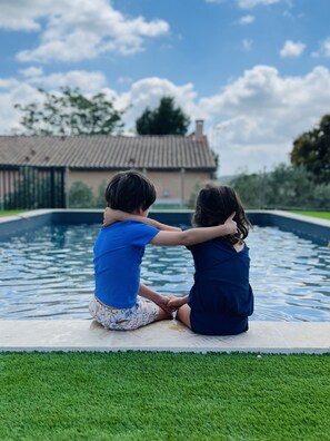 Una piscina al aire libre, una piscina climatizada